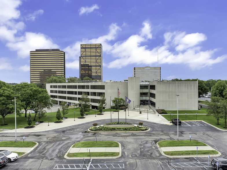 20500 Civic Center Dr, Southfield, MI for sale - Building Photo - Image 1 of 18