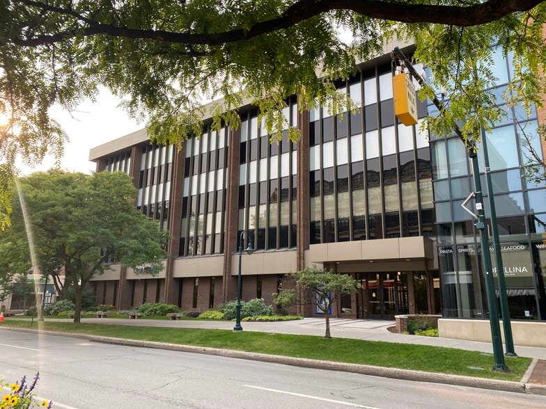 250 E Front St, Traverse City, MI for lease - Building Photo - Image 2 of 8