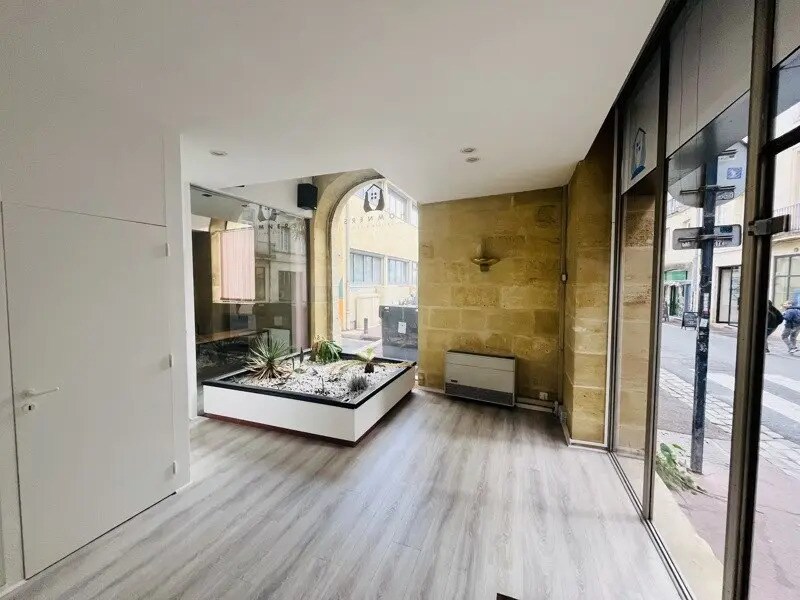 Retail in Bordeaux for lease Interior Photo- Image 1 of 7