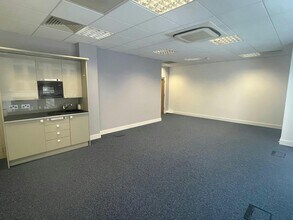 2 Station Ct, London for lease Interior Photo- Image 2 of 4