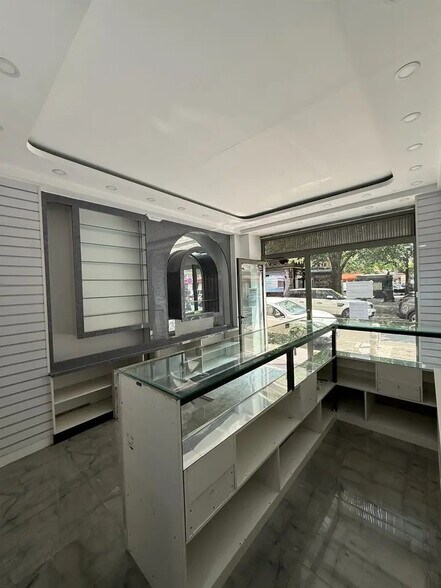 Retail in Paris for lease - Interior Photo - Image 1 of 7