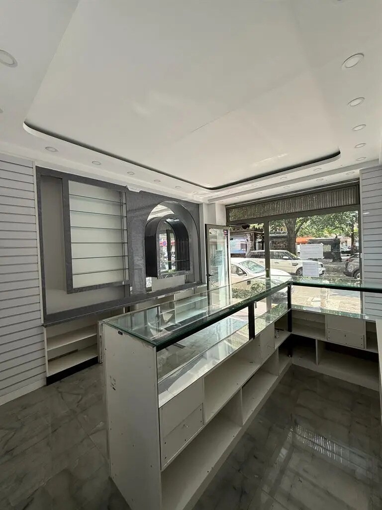 Retail in Paris for lease Interior Photo- Image 1 of 8