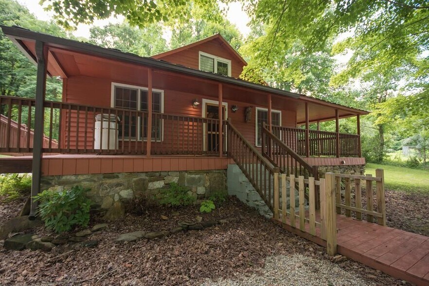 18429 Wayah Rd, Topton, NC 28781