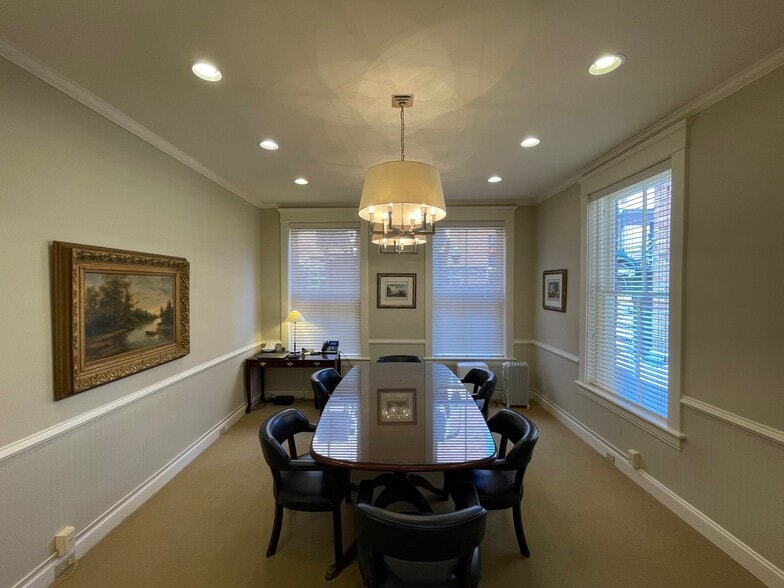 211 5th St NE, Charlottesville, VA for lease - Interior Photo - Image 3 of 12