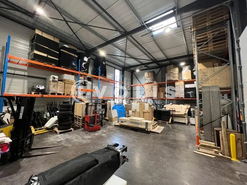 Location Local d'activités 240 m² - Photo 1
