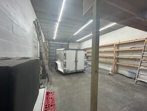 1390 Commerce Blvd, Sarasota, FL for lease Interior Photo- Image 2 of 12