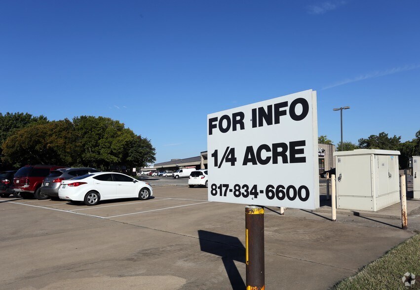 4252 Bryant Irvin Rd, Fort Worth, TX 76109