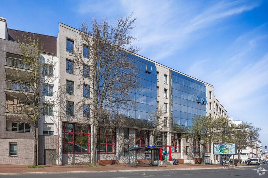 Office in Issy-les-Moulineaux for sale - Building Photo - Image 2 of 2