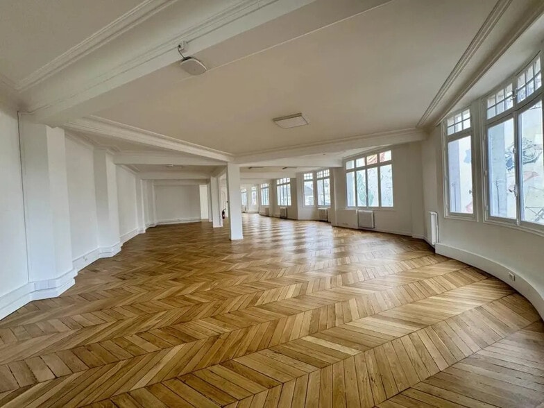 Office in Paris for lease - Interior Photo - Image 2 of 9
