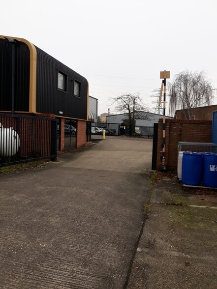 9 Alington Rd, St Neots for sale - Building Photo - Image 3 of 5