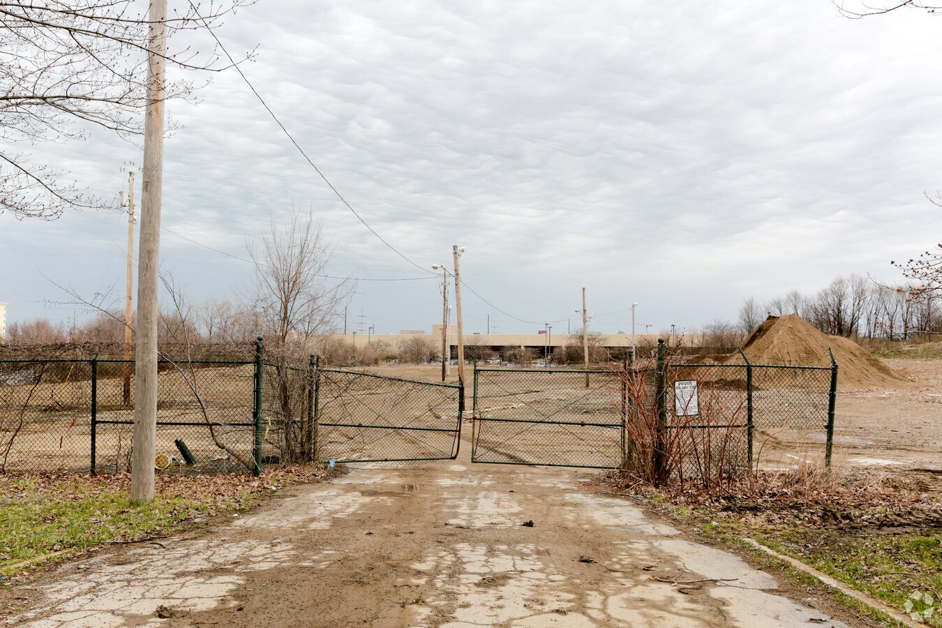 2570 Woodhill Rd, Cleveland, OH 44104