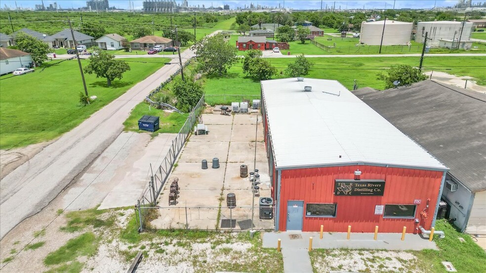 202 S Gulf Blvd, Freeport, TX for sale - Building Photo - Image 1 of 17