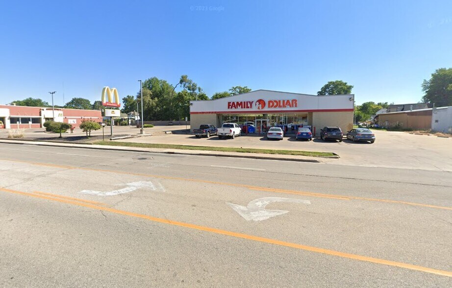 1110 E Main St, Galesburg, IL for lease - Building Photo - Image 2 of 3