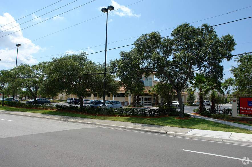 2066 Tyrone Blvd N, Saint Petersburg, FL for lease - Building Photo - Image 2 of 2