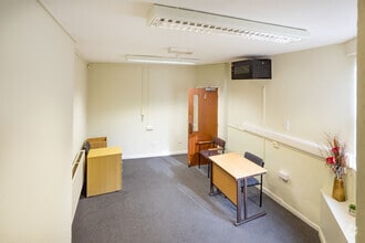 2 Albert Rd, Ripley for lease Interior Photo- Image 2 of 6