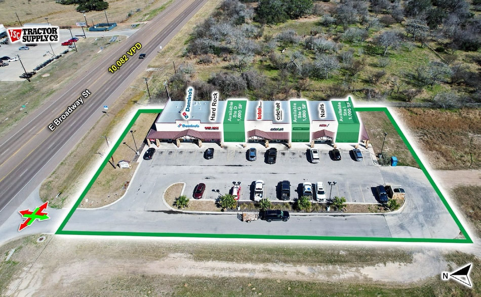 1431 E Broadway St, Cuero, TX for lease - Building Photo - Image 2 of 12