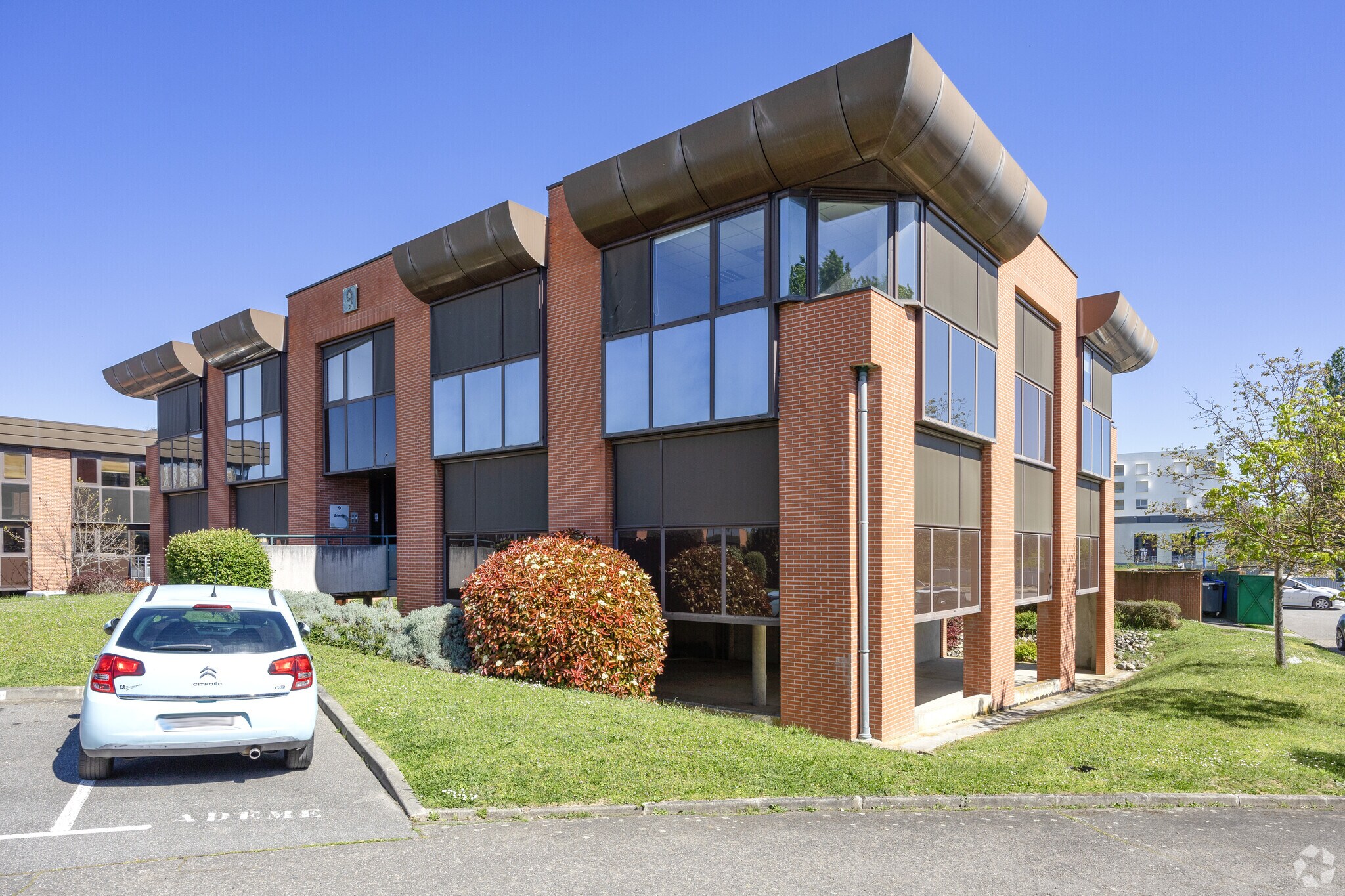 1202 L'Occitane, Labège for lease Primary Photo- Image 1 of 3