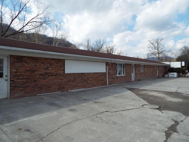 406 Riverside Dr, Hinton, WV for sale Primary Photo- Image 1 of 1