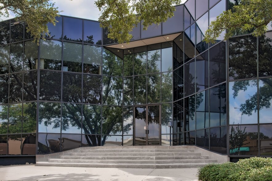 101 Southwestern Blvd, Sugar Land, TX for lease - Primary Photo - Image 1 of 8