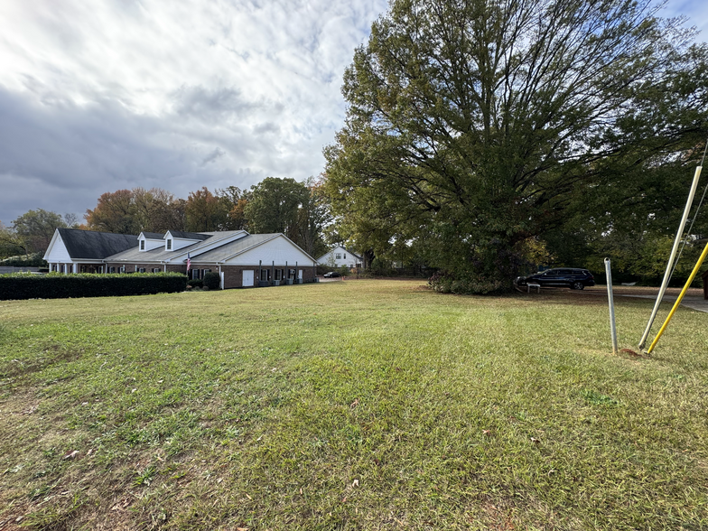 1945 N Sharon Amity Rd, Charlotte, NC for sale - Building Photo - Image 2 of 5