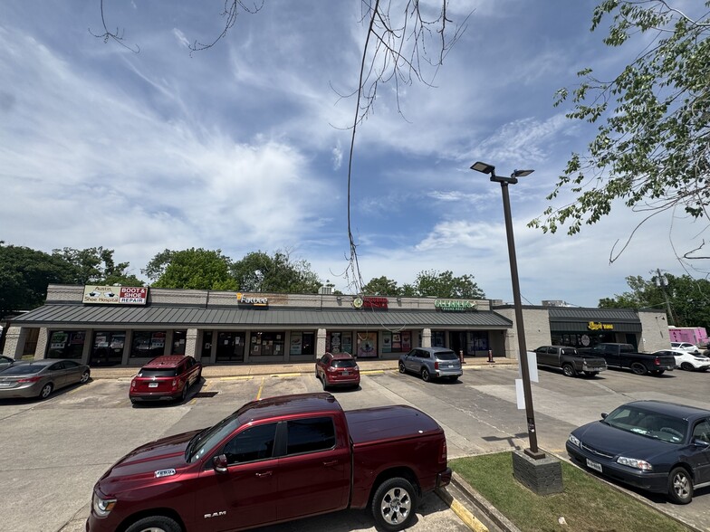 1300-1330 Round Rock Ave, Round Rock, TX for lease - Building Photo - Image 3 of 3