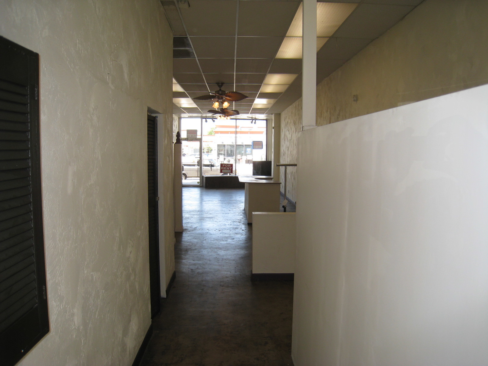 21908 1/2 Ventura Blvd, Woodland Hills, CA for lease Interior Photo- Image 1 of 1