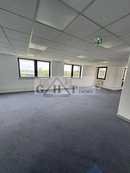 Office in Saint-Denis for sale - Interior Photo - Image 2 of 12
