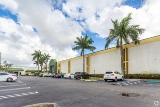 213-215 SE 10th Ave, Hialeah, FL for lease Interior Photo- Image 2 of 5