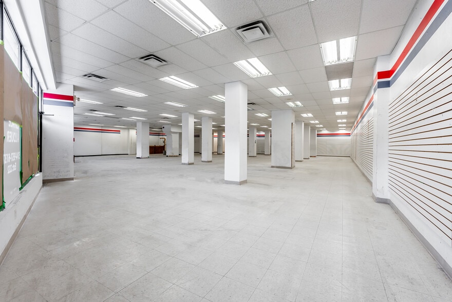 5750-5764 Rue Sherbrooke O, Montréal, QC for lease - Interior Photo - Image 3 of 3