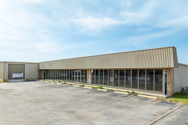 More details for 75 School Dr, Poteet, TX - Industrial for Sale