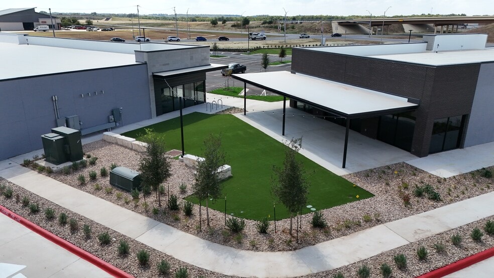 2301 W San Antonio St, Lockhart, TX for lease - Building Photo - Image 2 of 12