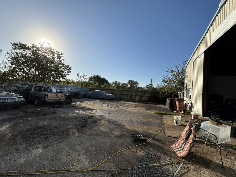 2415 Jones St, Rosenberg, TX for lease - Building Photo - Image 3 of 4