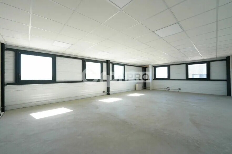 Flex in Genay for lease - Interior Photo - Image 3 of 6