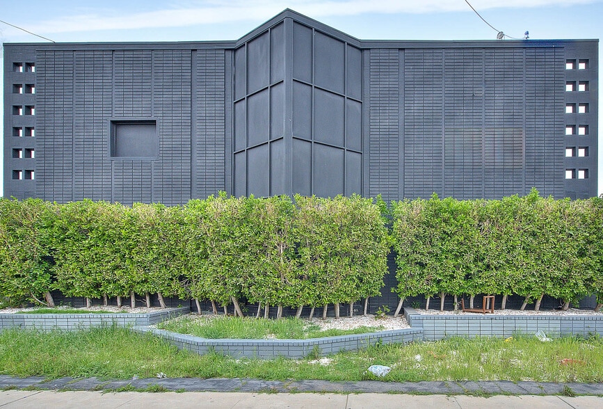 6840-6842 Hayvenhurst Ave, Van Nuys, CA for sale - Building Photo - Image 3 of 16