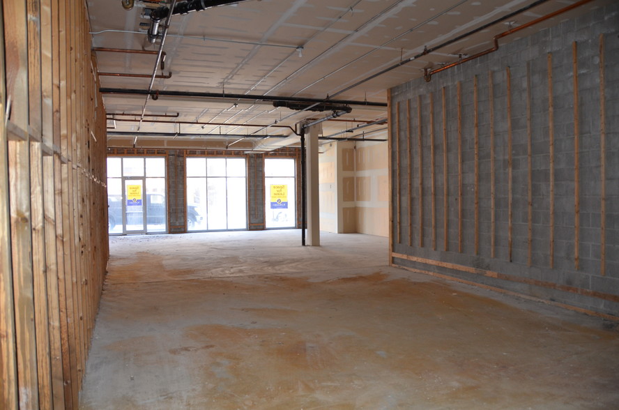 2157-2159 N Damen Ave, Chicago, IL for lease - Interior Photo - Image 2 of 27