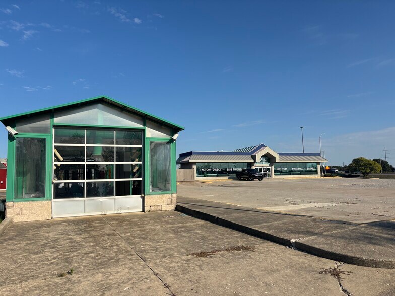 2929 E Dupont Rd, Fort Wayne, IN for sale - Building Photo - Image 2 of 8