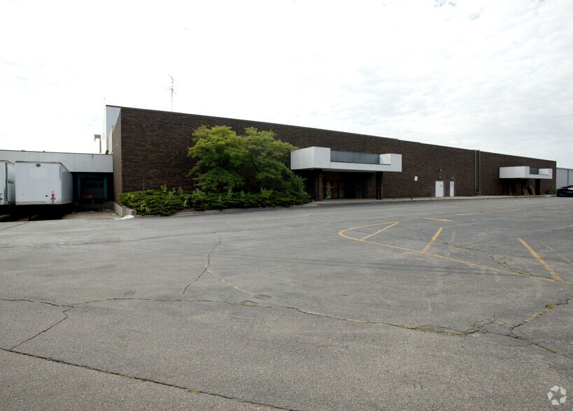 4311-4325 Plainfield Ave NE, Grand Rapids, MI for lease - Building Photo - Image 2 of 9