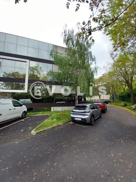 Office in Châtillon for lease - Building Photo - Image 1 of 7