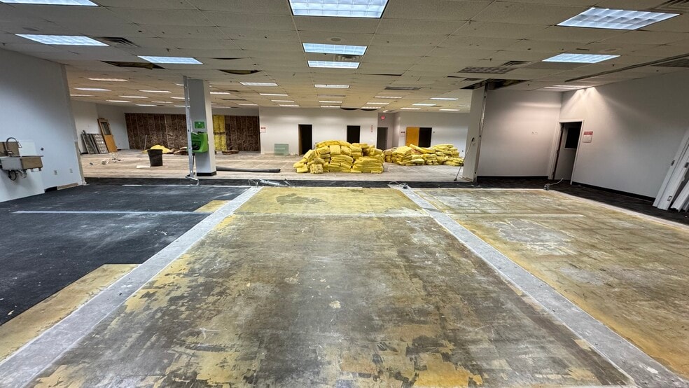 3864 Courtney St, Bethlehem, PA for lease - Interior Photo - Image 2 of 30