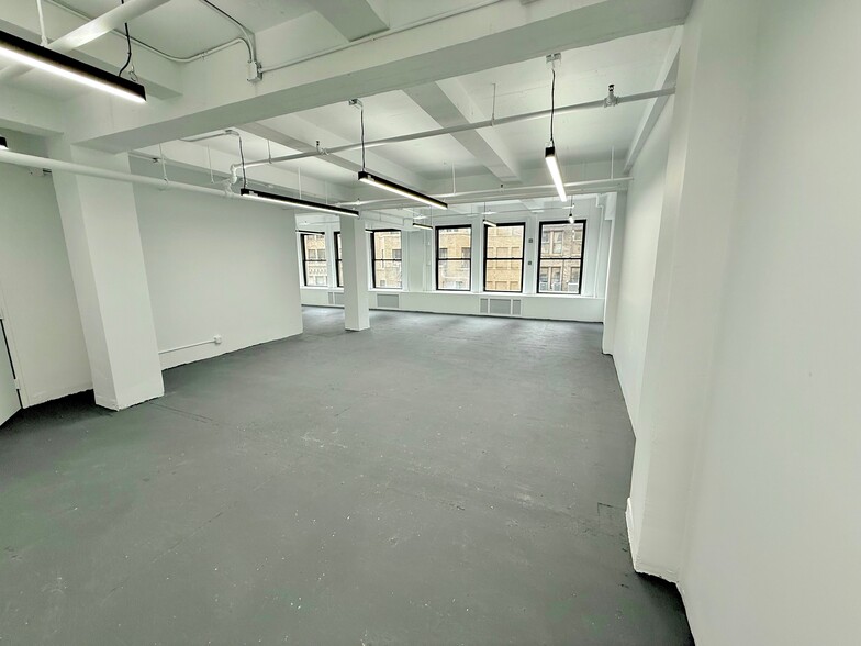 261 W 35th St, New York, NY for lease - Building Photo - Image 2 of 16