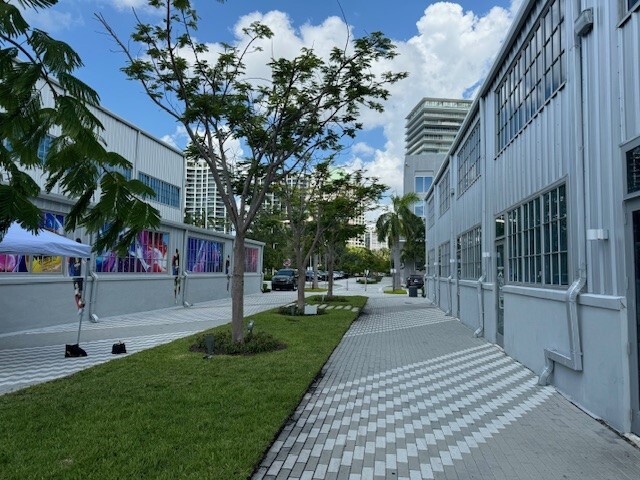 3387 Pan American Dr, Miami, FL for lease - Building Photo - Image 3 of 3