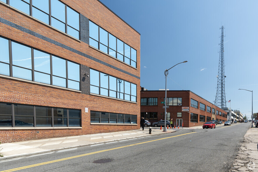 33-01 Hunters Point Ave, Long Island City, NY for lease - Building Photo - Image 3 of 10