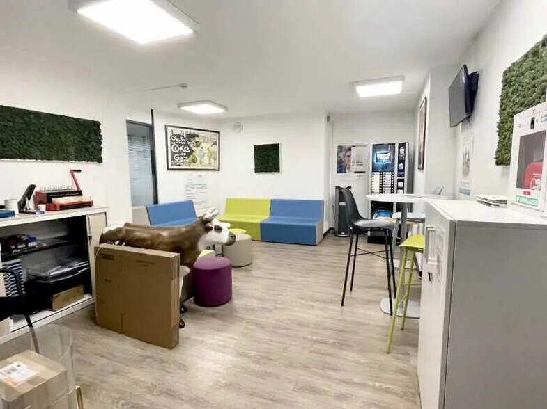 Office in Rouen for lease - Building Photo - Image 3 of 8