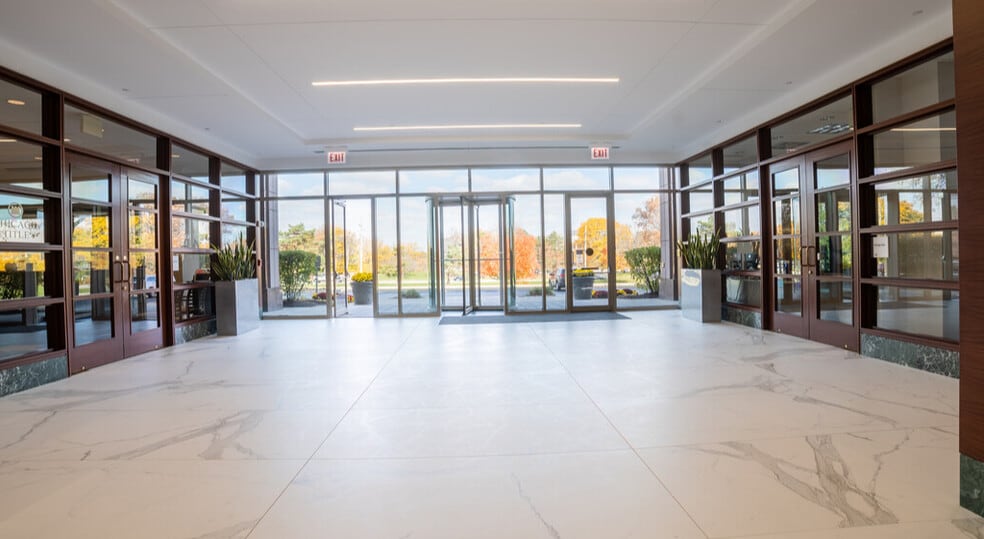 2441 Warrenville Rd, Lisle, IL for lease - Lobby - Image 3 of 12