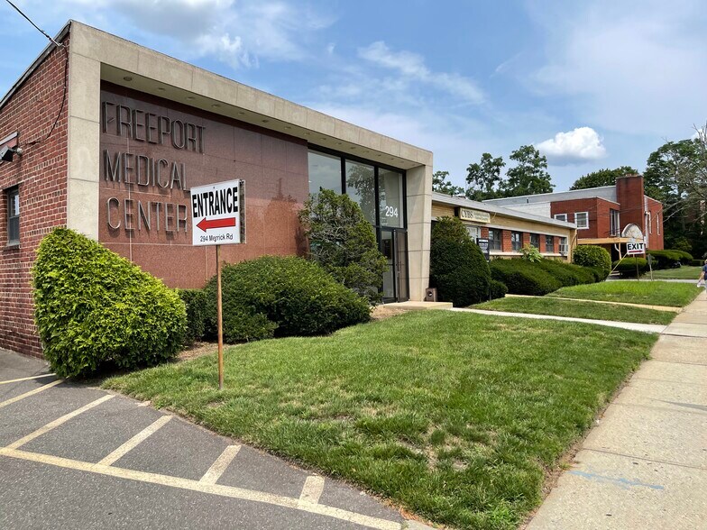 294 W Merrick Rd, Freeport, NY 11520