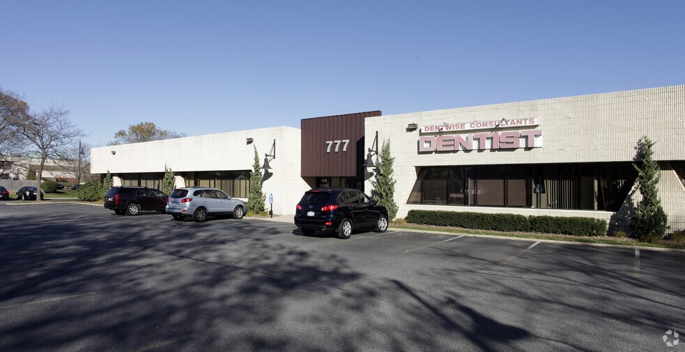777 Larkfield Rd, Commack, NY for sale - Primary Photo - Image 1 of 1