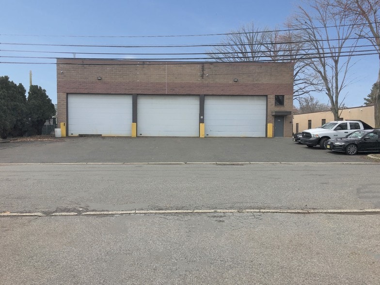 307 E Park St, Moonachie, NJ 07074