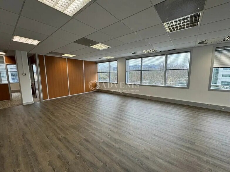 Office in Villepinte for lease - Interior Photo - Image 2 of 8