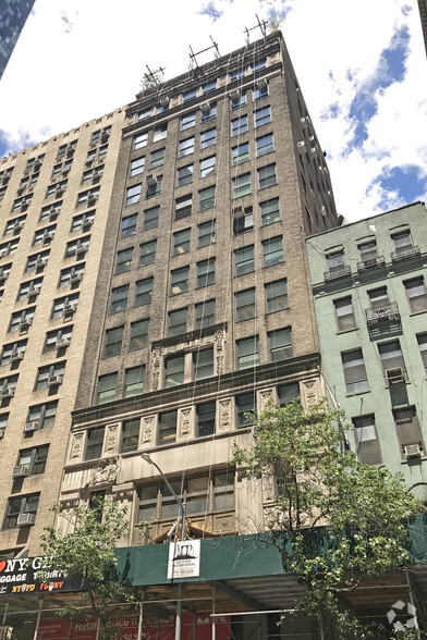 119-121 W 57th St, New York, NY for lease - Building Photo - Image 1 of 5