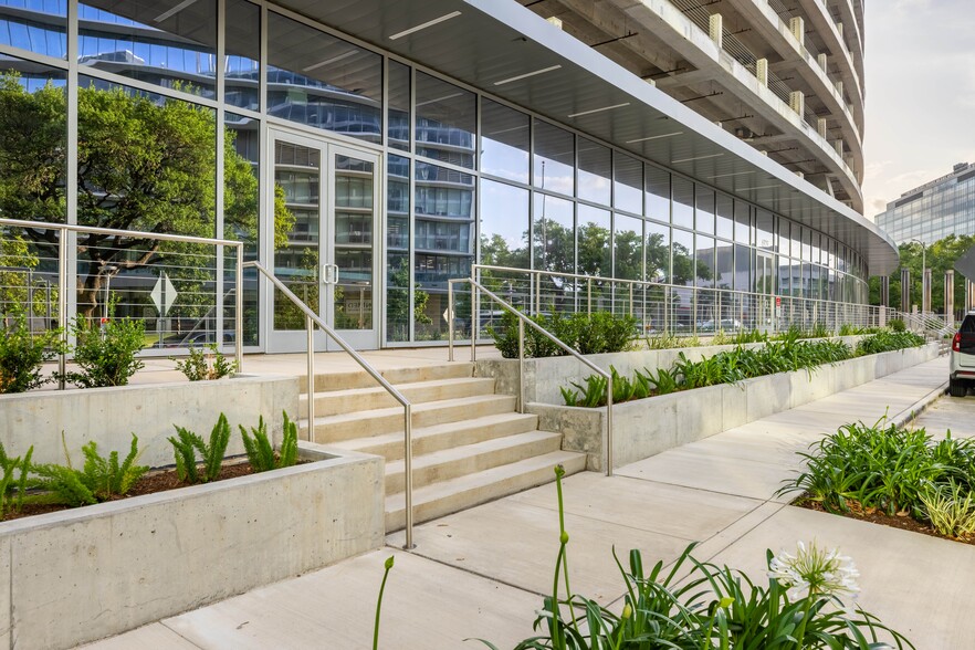 6919 Main St, Houston, TX for lease - Building Photo - Image 2 of 5